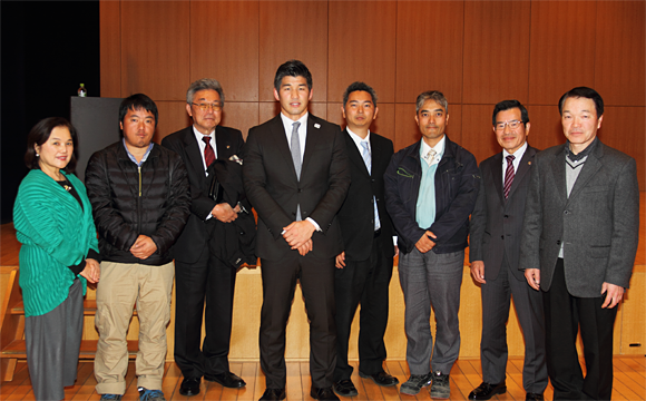 講演後、井上監督を囲んで感激の記念撮影!