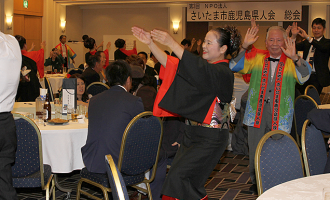下園典子理事と踊り連の皆さんの踊りで会場も一体に!