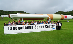 種子島宇宙センターの「H-IIロケット」の前で