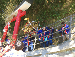 鉾・神輿・傘が近津宮神社の鳥居を潜り抜ける