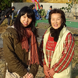 日高みす子さん(右)