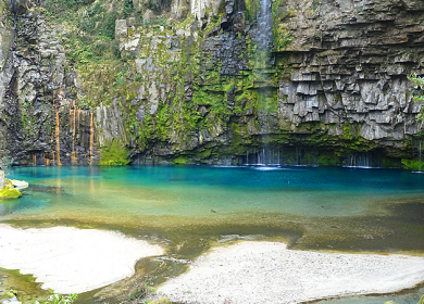 台湾・香港からの旅行者が「一度は行ってみたい!」という「雄川の滝」