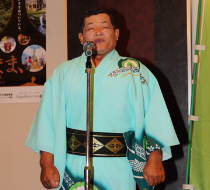 祝い唄の熱唱(民謡師範:松山勝志様)