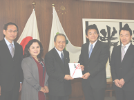 「安納芋チャリティー販売会」の売り上げを寄付金として贈呈しました